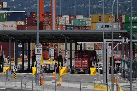 Uncertainty at B.C. ports continues as possible deal emerges in labour dispute